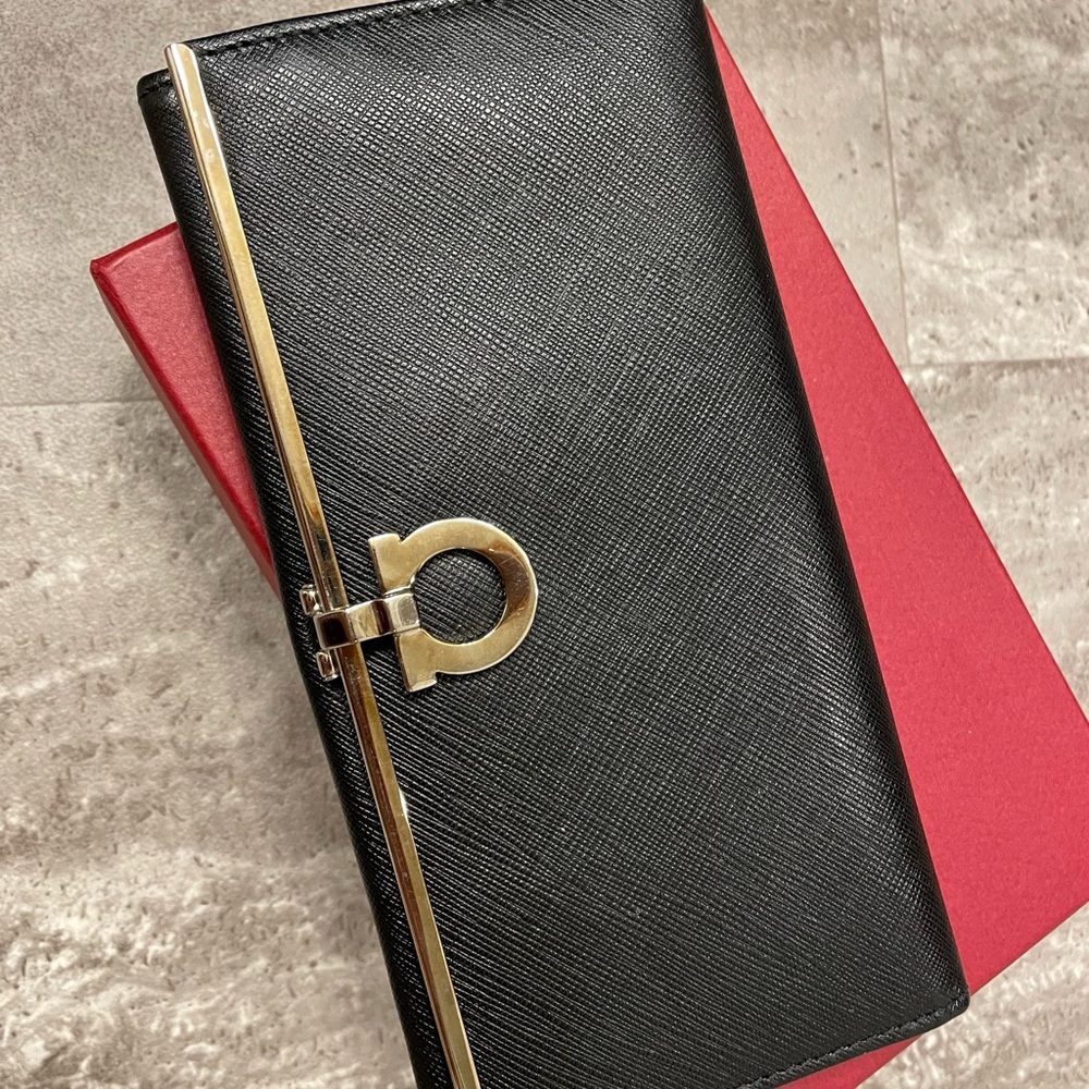 100% Authentic Salvatore Ferragamo Black Wallet - Picture 3 of 12